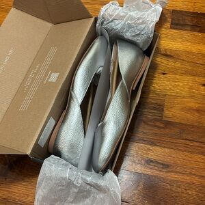 Naturalizer Cody Silver Metallic Flats - 8 Wide
